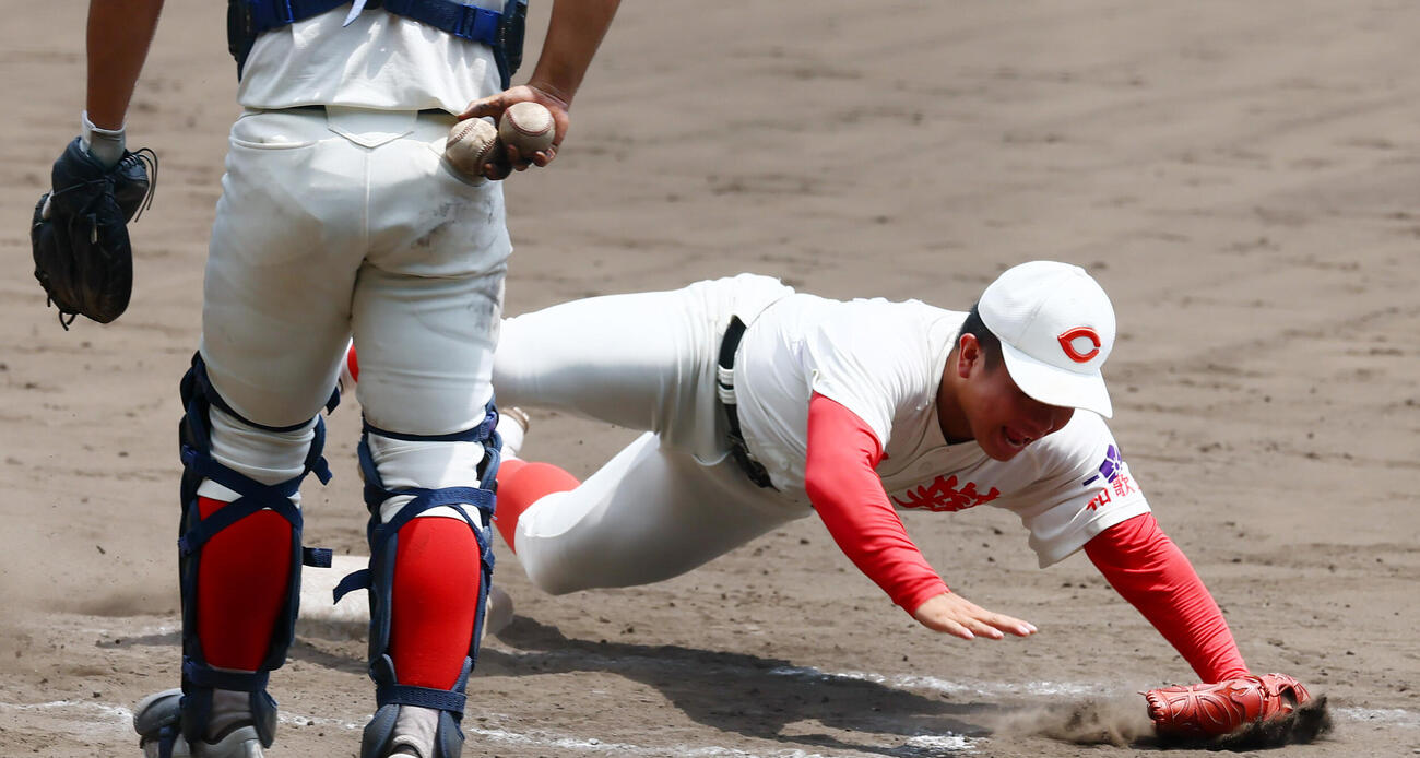 投内連係プレーの練習で一塁に頭から突っ込む智弁和歌山の長井心海（撮影・加藤哉）