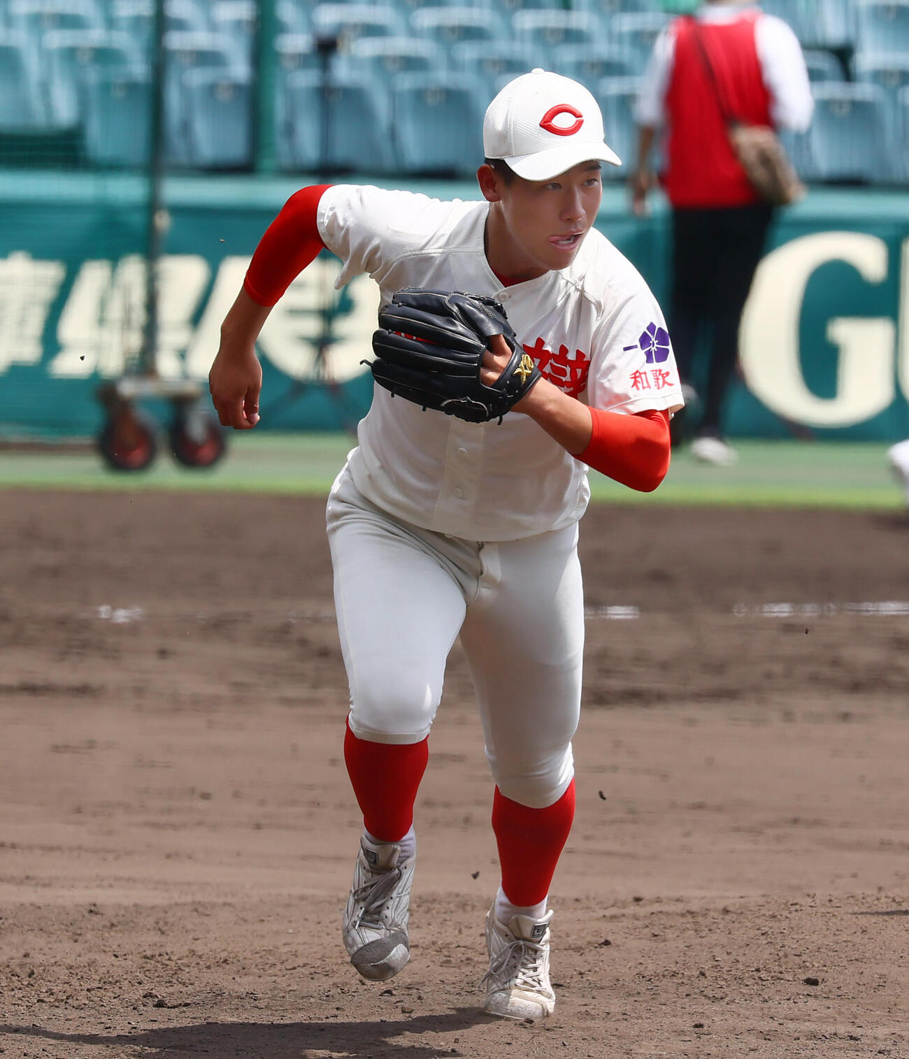投内連係プレーの練習で一塁カバーに駆け出す智弁和歌山の久葉亮太（撮影・加藤哉）