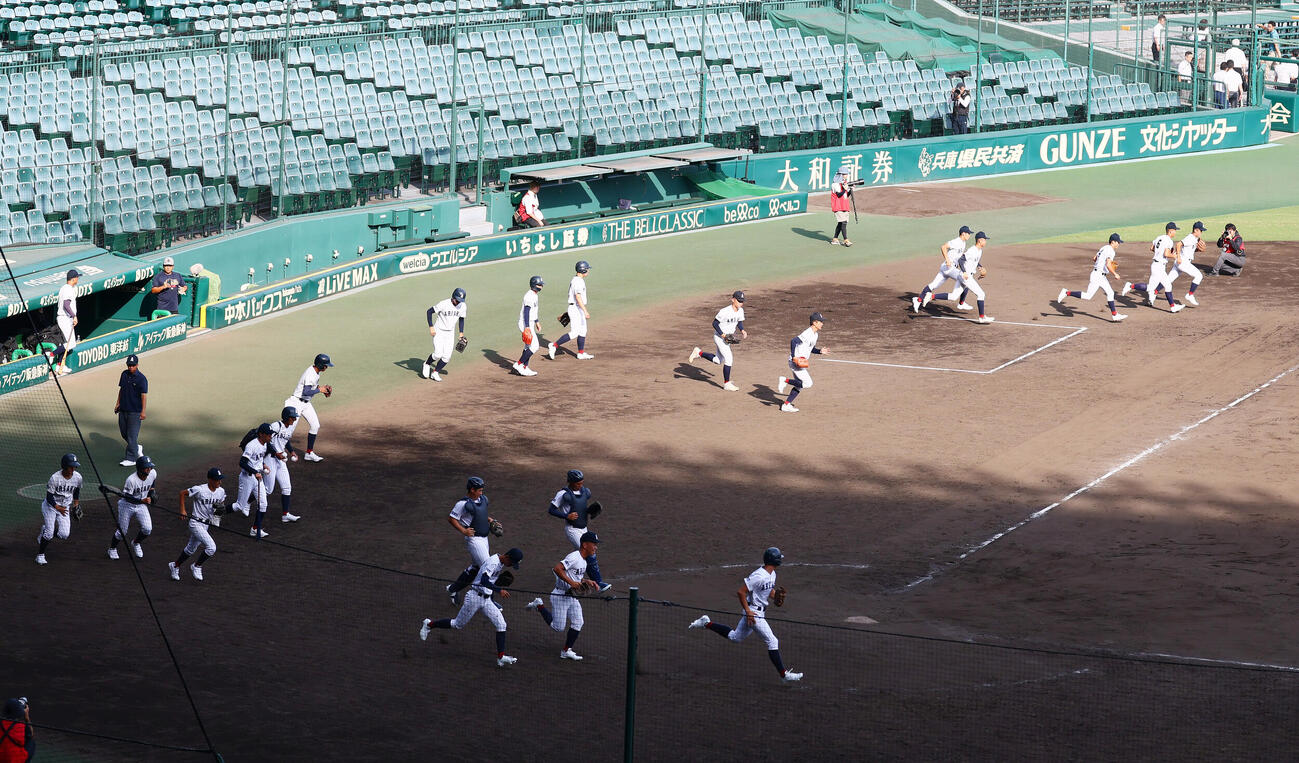 甲子園練習が始まりグラウンドへ駆け出す有明ナイン（撮影・加藤哉）