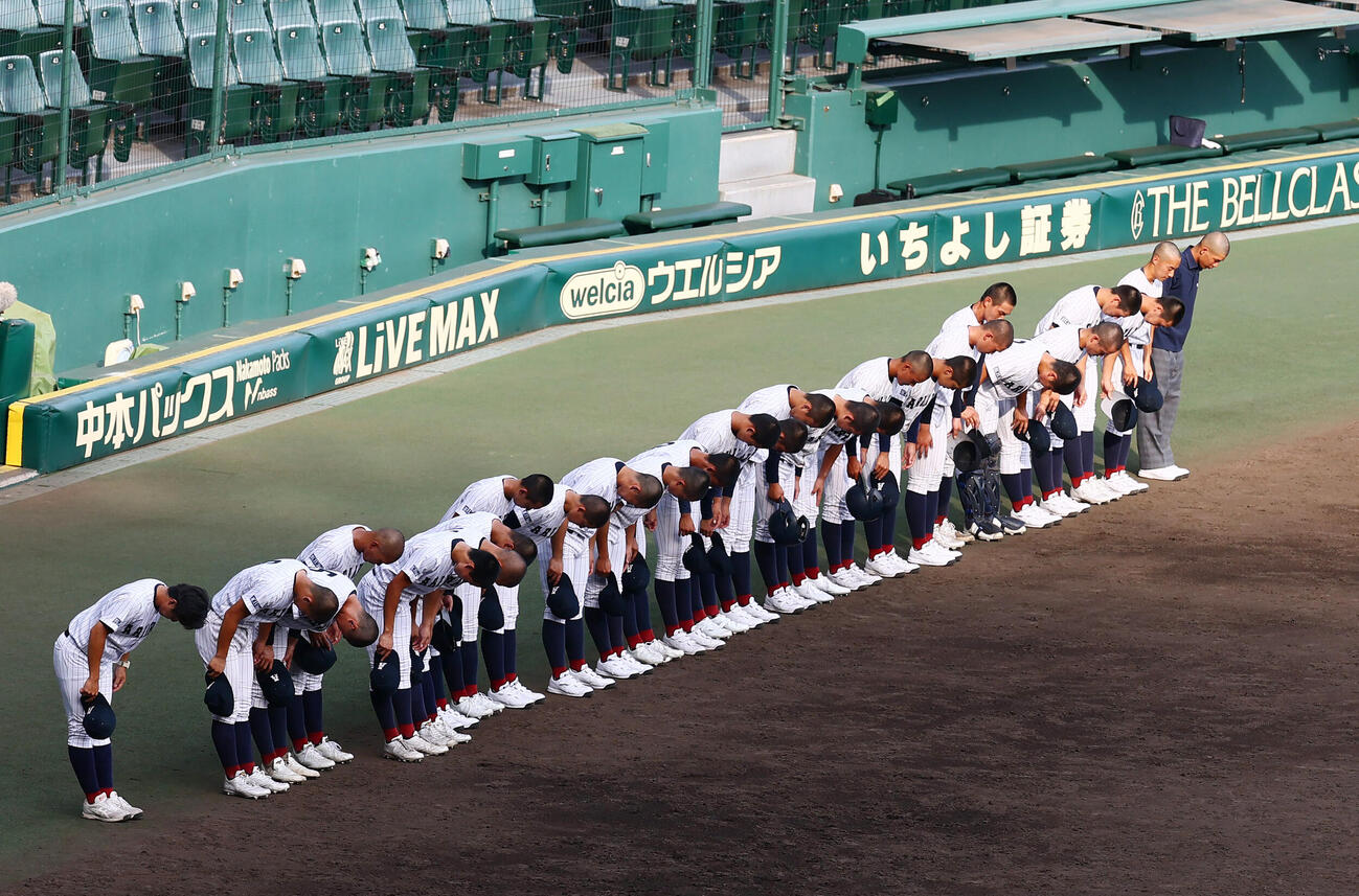 甲子園練習を終えグラウンドに一礼する有明ナイン（撮影・加藤哉）