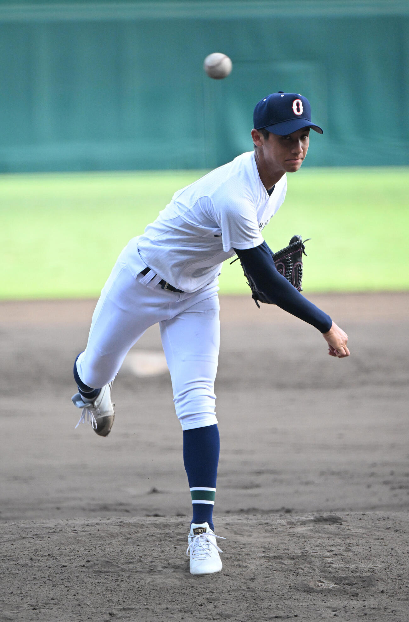 甲子園のマウンドで投球する沖縄尚学・新垣有絃（撮影・和賀正仁）