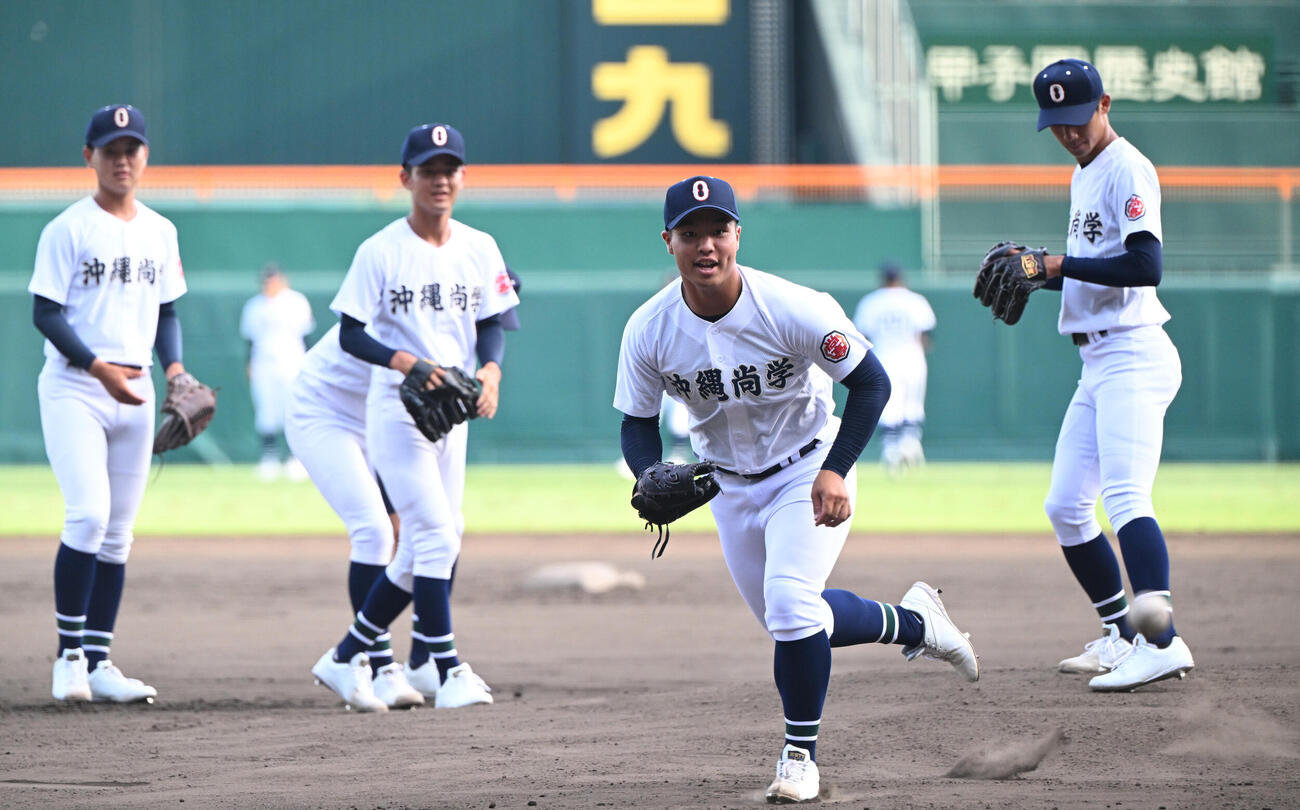 甲子園でノックを受ける沖縄尚学・末吉良丞（撮影・和賀正仁）