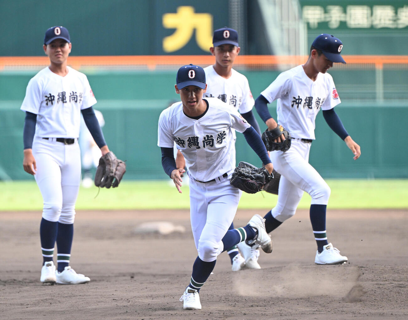 甲子園でノックを受ける沖縄尚学・新垣有絃（撮影・和賀正仁）