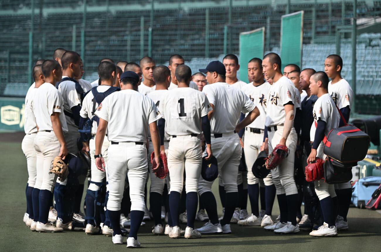 練習開始前、円陣を組む神村学園（撮影・和賀正仁）