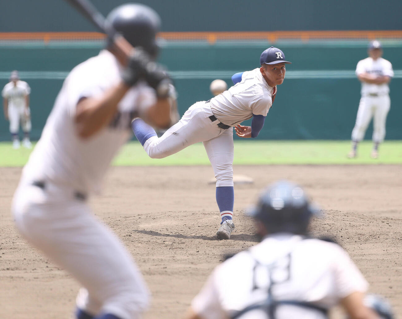 甲子園球場で投球練習をする履正社エース木村颯（撮影・上田博志）