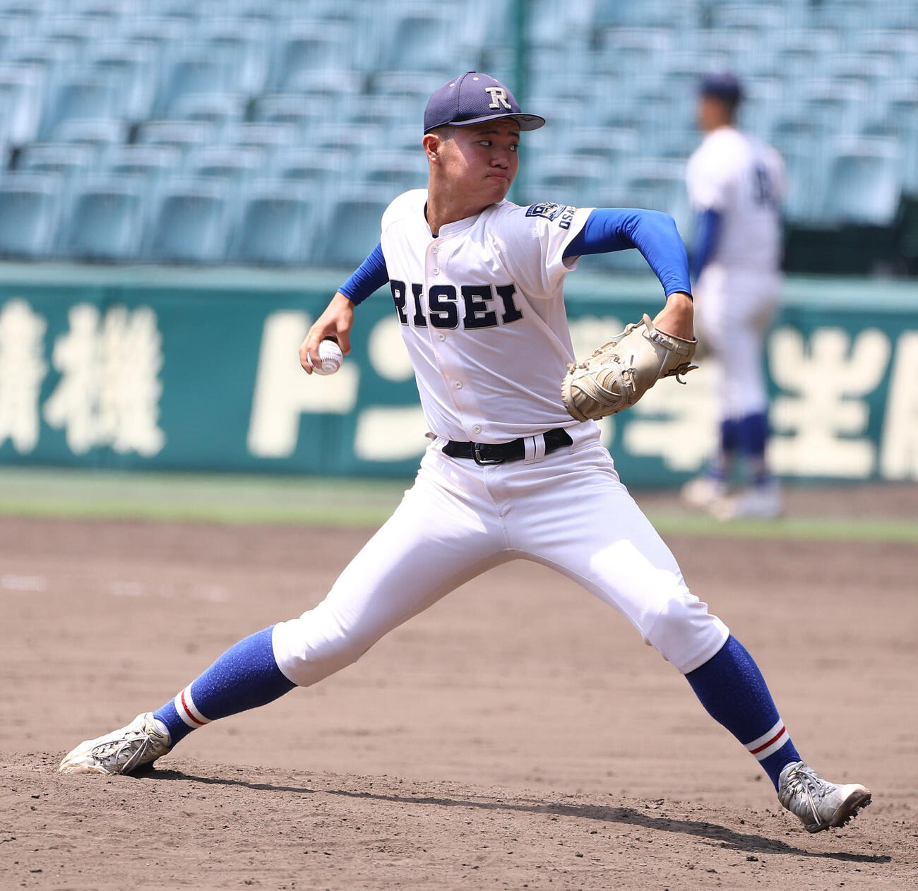 甲子園球場で投球練習をする履正社・加賀田蒼介（撮影・上田博志）