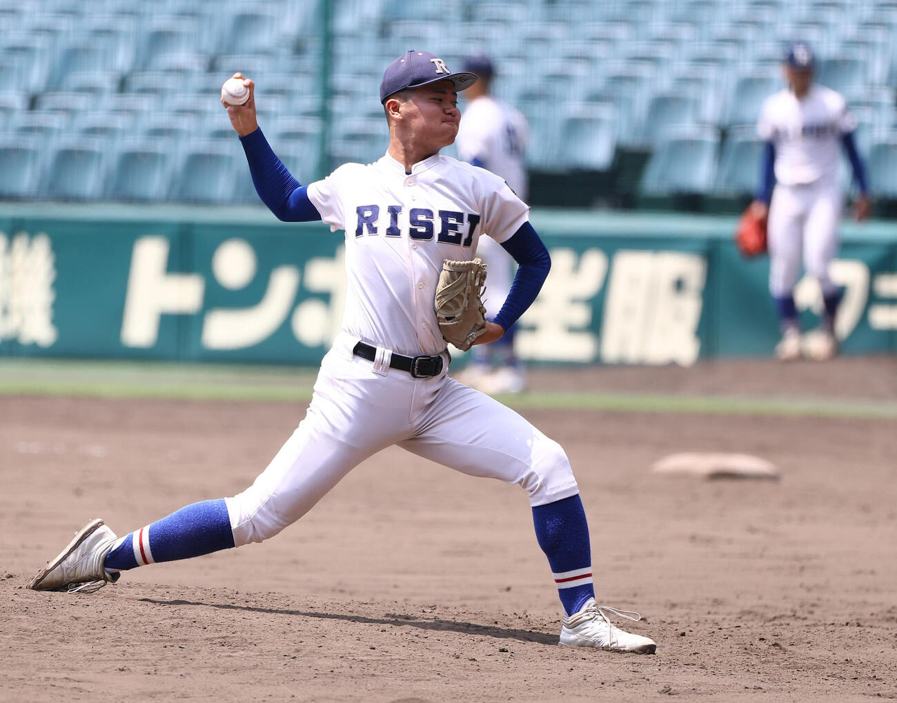 甲子園球場で投球練習をする履正社・加賀田蒼介（撮影・上田博志）