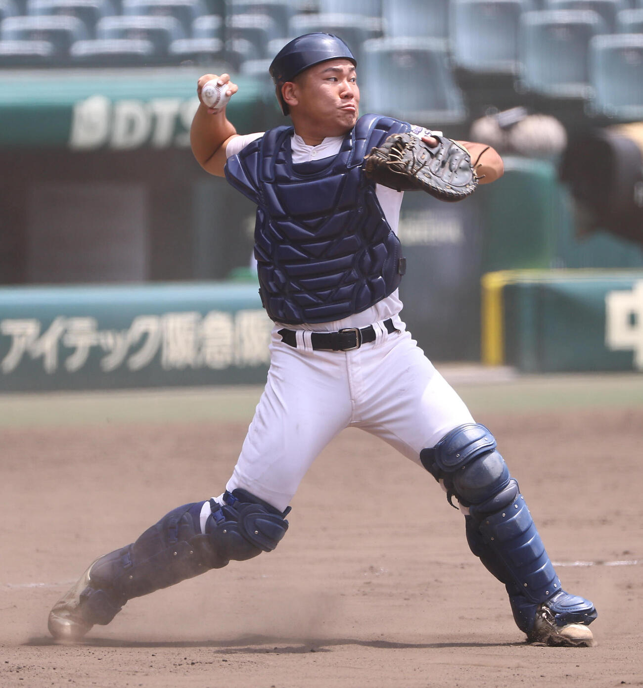甲子園球場で送球練習をする履正社・三木大亮（撮影・上田博志）