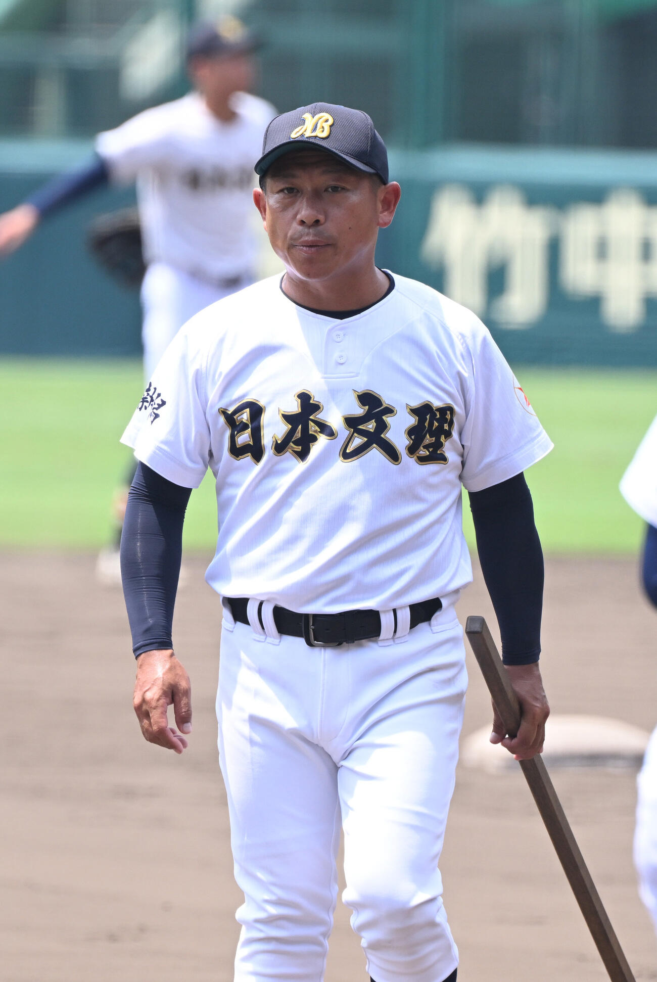 ナインの動きをチェックする日本文理・鈴木崇監督（撮影・和賀正仁）