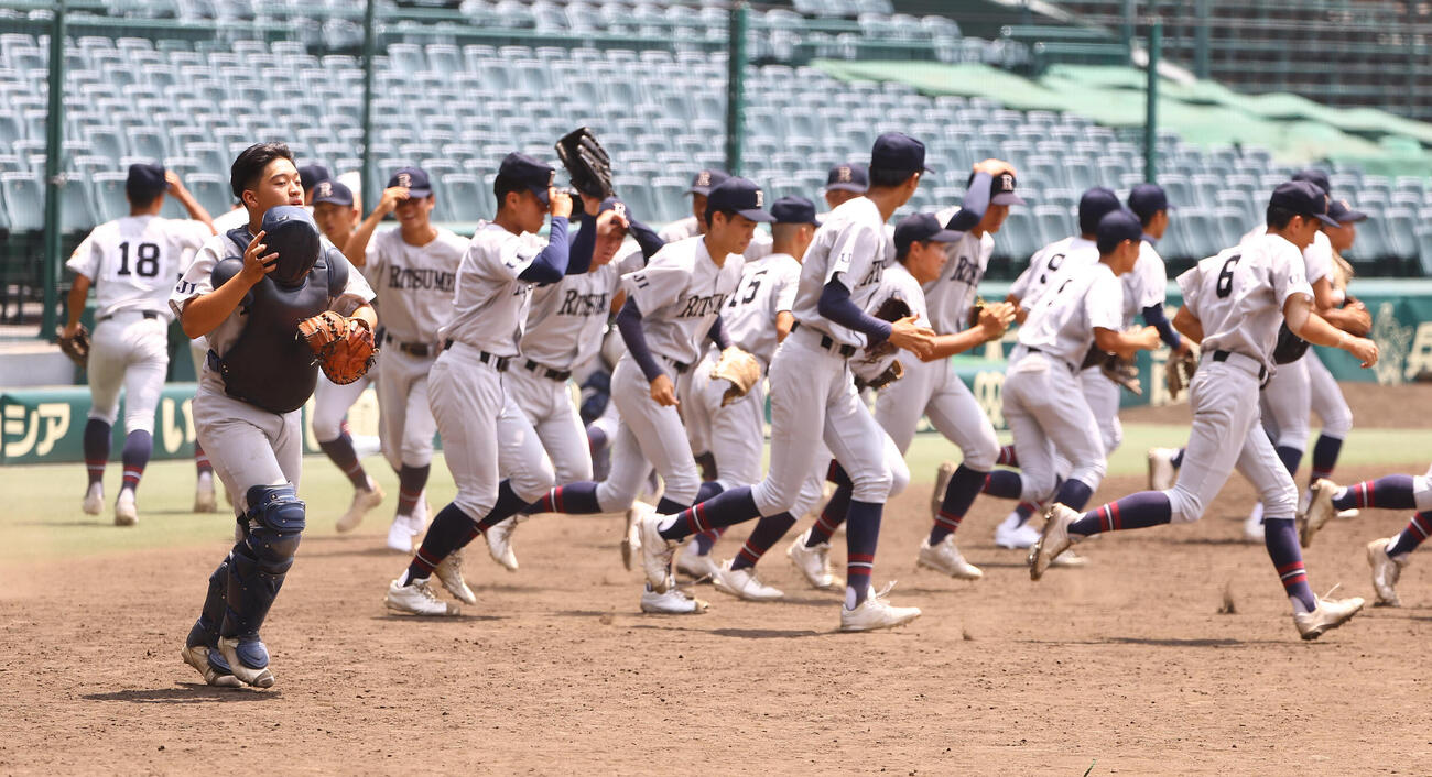 甲子園のグラウンドに元気よく飛び出す立命館宇治ナイン（撮影・上田博志）