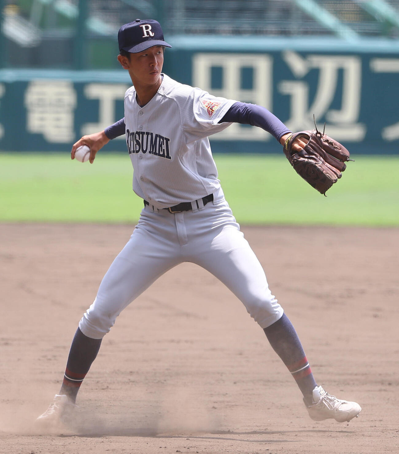 甲子園球場でノックを受ける立命館宇治エース中尾理佑（撮影・上田博志）