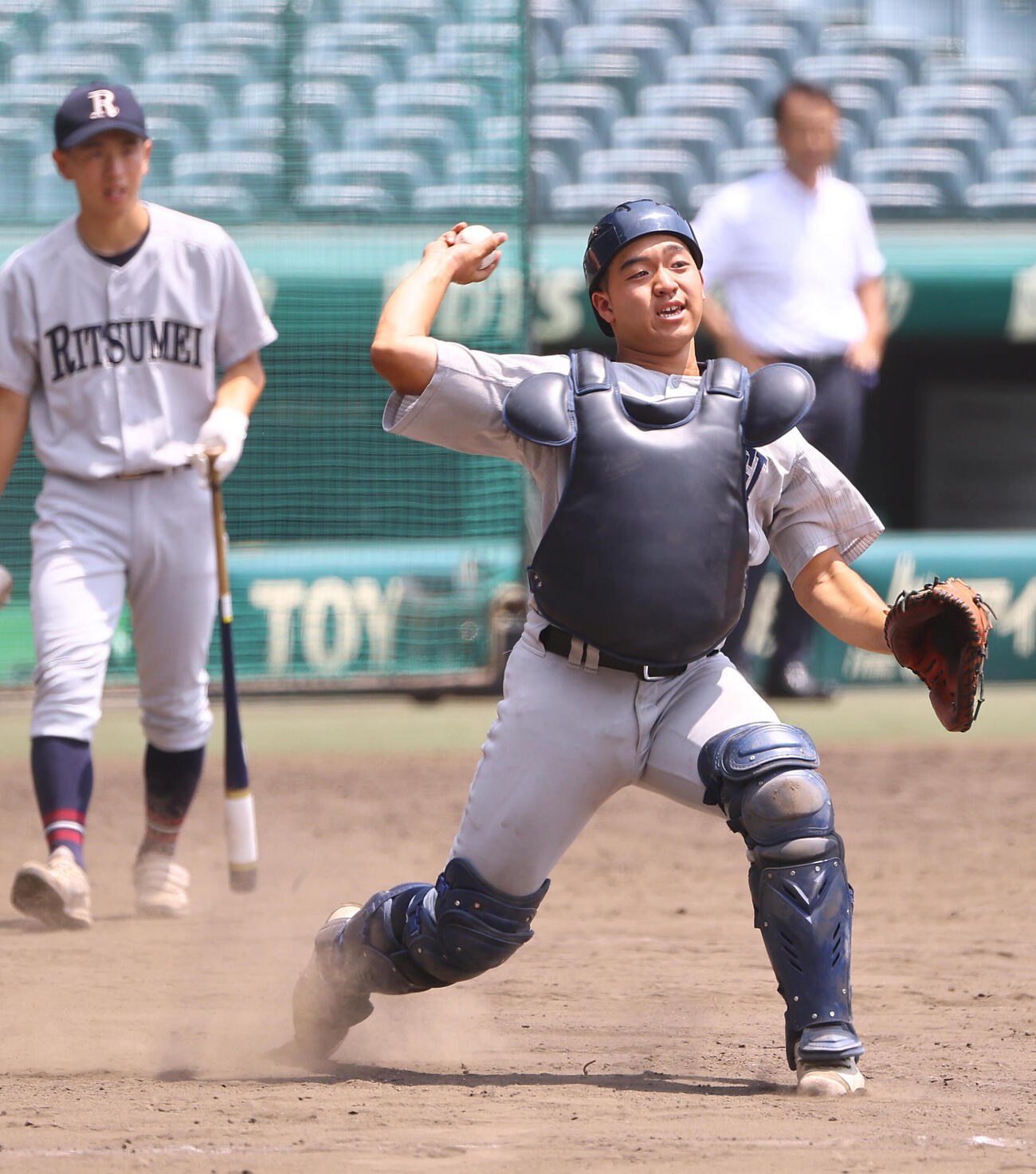送球練習をする立命館宇治・江原雅登主将（撮影・上田博志）
