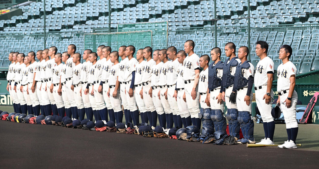 練習開始前、ベンチ前で黙とうする神村学園の選手ら（撮影・和賀正仁）