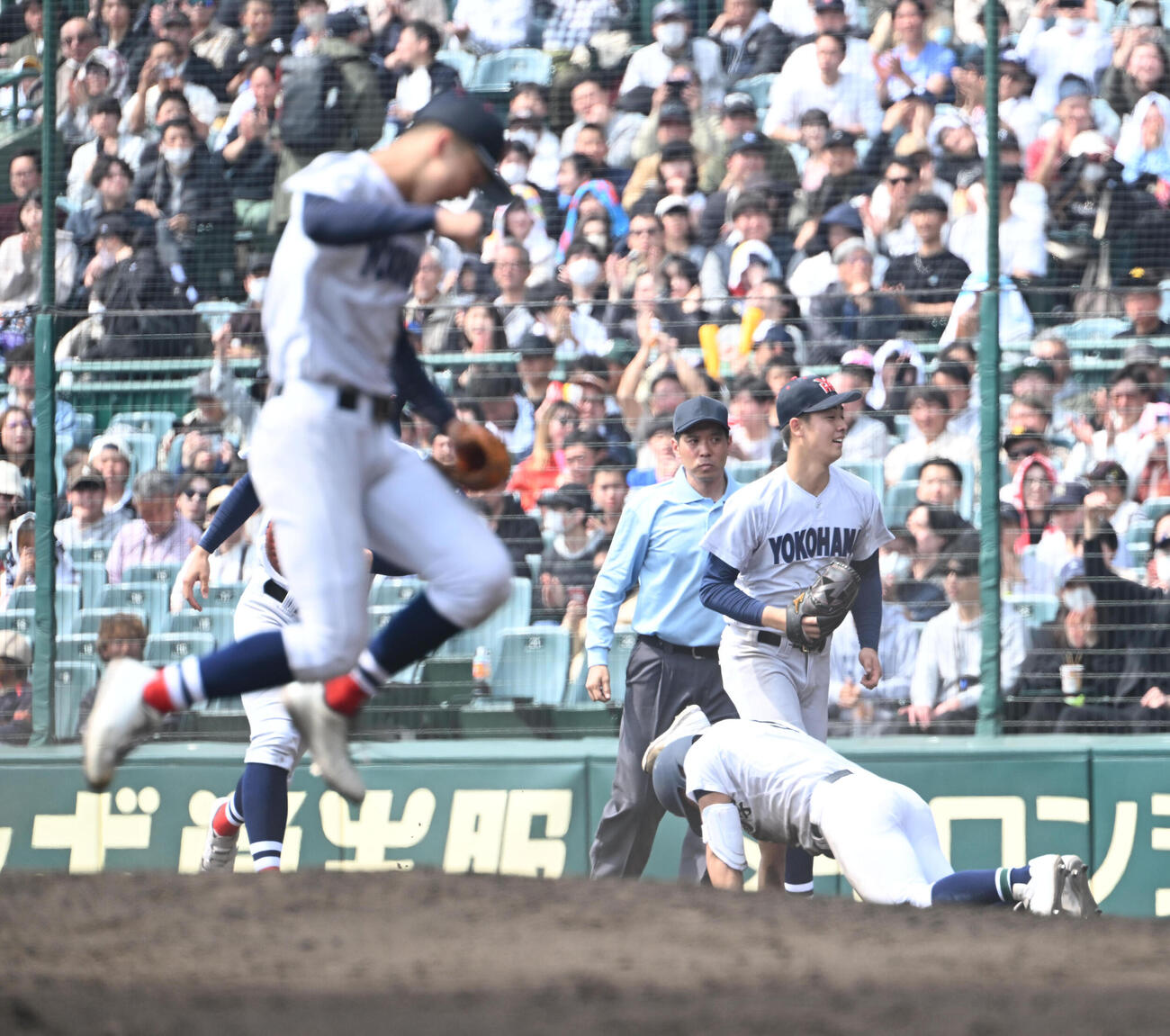 25年3月　横浜対沖縄尚学、最後の打者を一ゴロとし試合終了、喜ぶ奥村頼ら横浜の選手