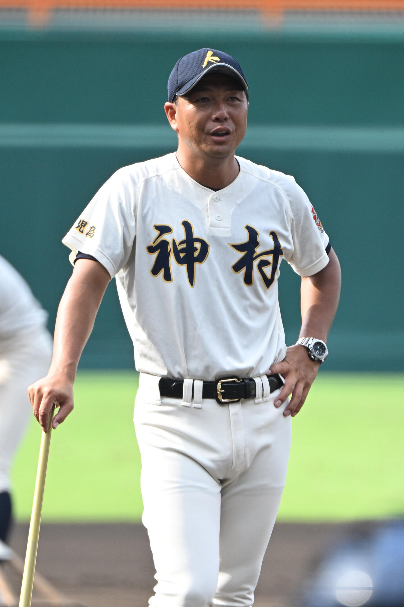 練習を見守る神村学園・小田大介監督（撮影・和賀正仁）