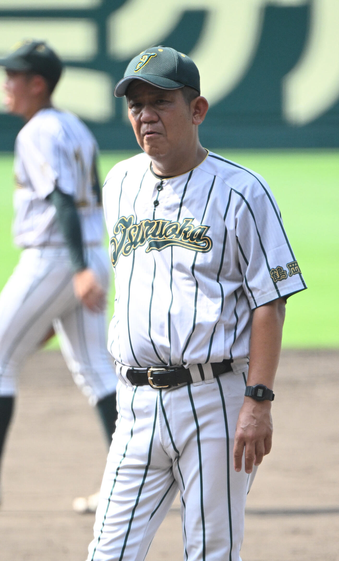 選手の動きをチェックする鶴岡東・佐藤俊監督（撮影・和賀正仁）