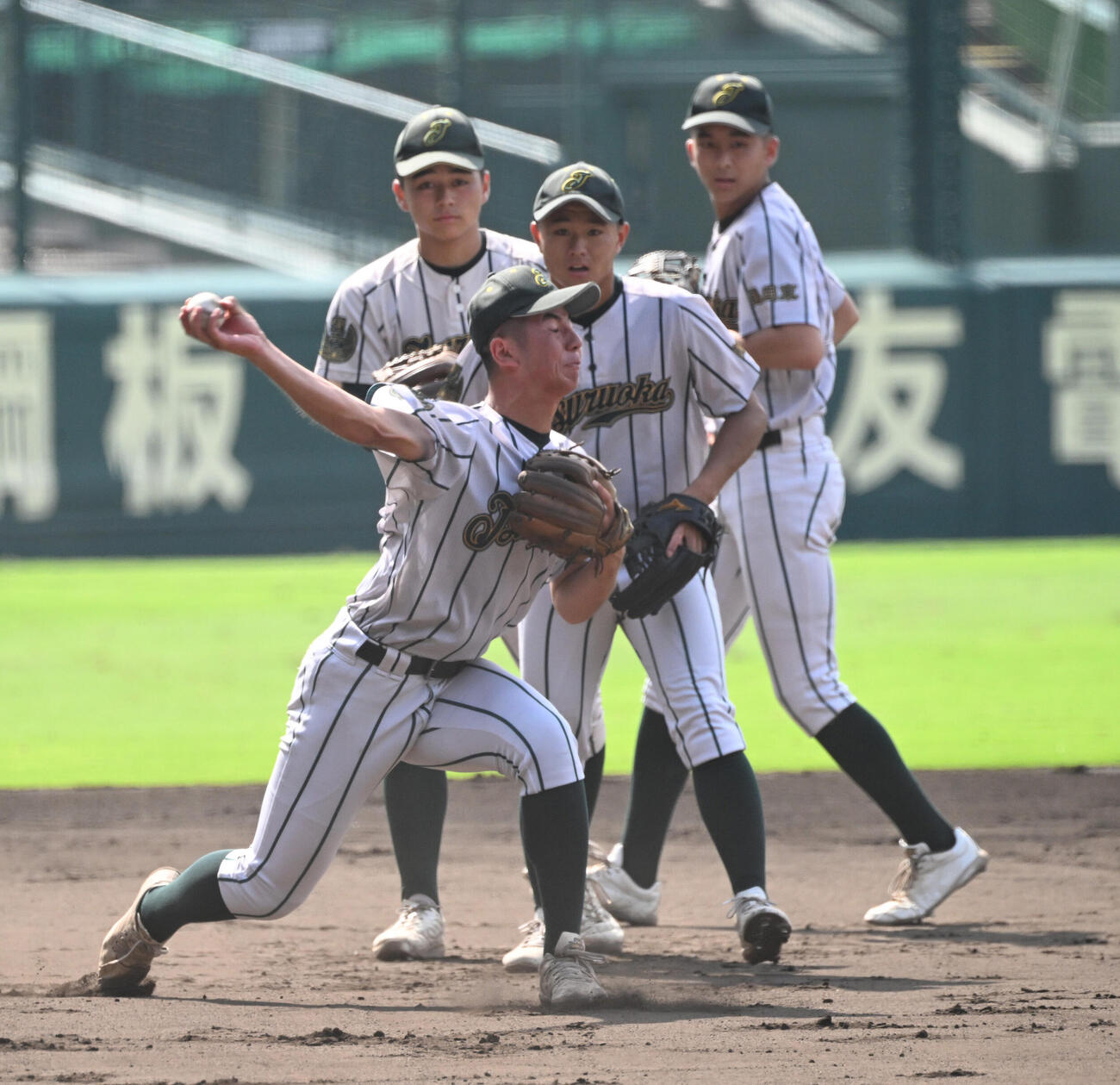 守備練習をする鶴岡東の選手ら（撮影・和賀正仁）