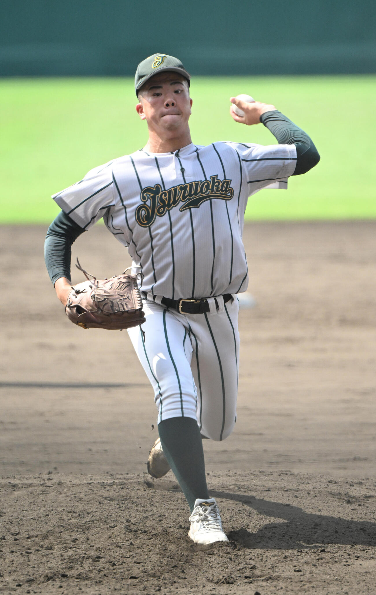 甲子園のマウンドで投球する鶴岡東・小山蒼空（撮影・和賀正仁）