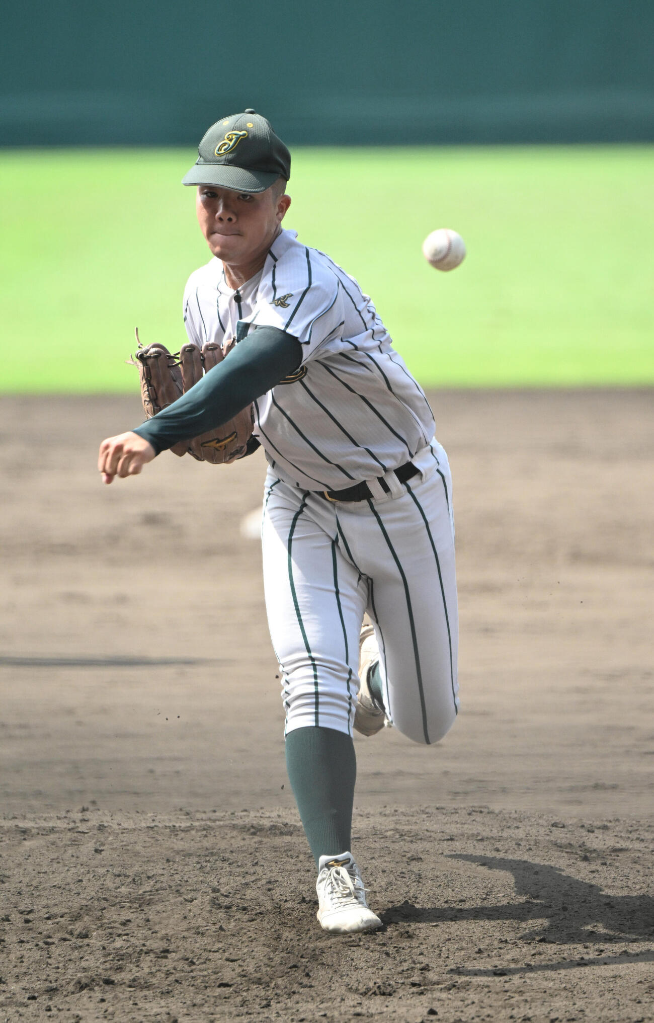 甲子園のマウンドで投球する鶴岡東・小山蒼空（撮影・和賀正仁）