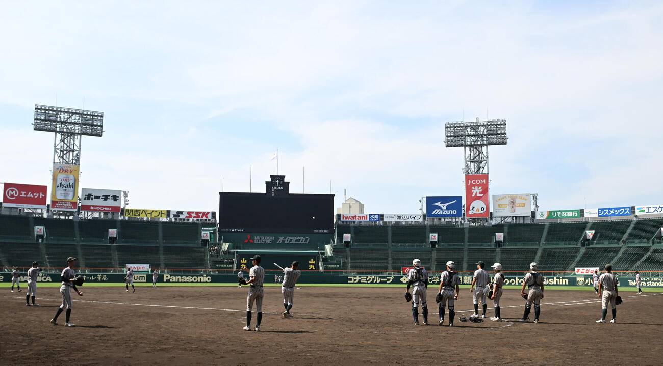 甲子園で練習する鶴岡東（撮影・和賀正仁）
