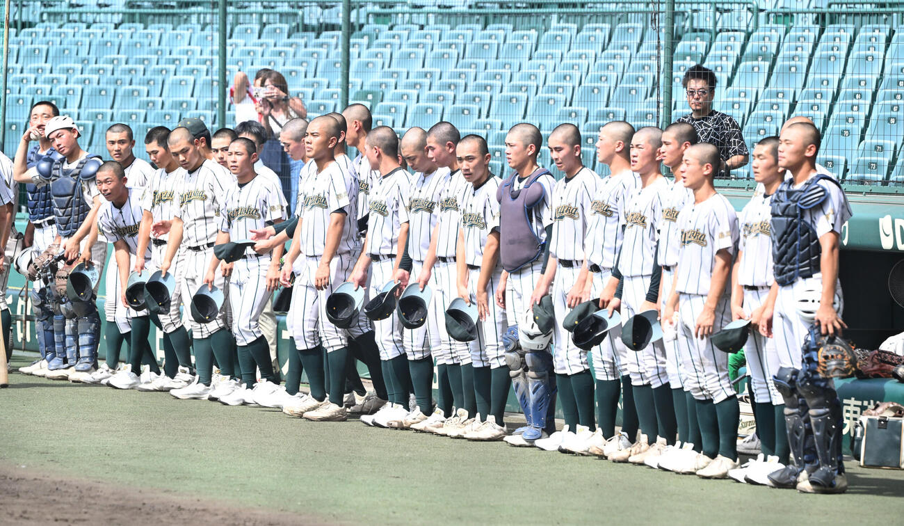 甲子園練習を終え、ベンチ前に整列する鶴岡東ナイン（撮影・和賀正仁）