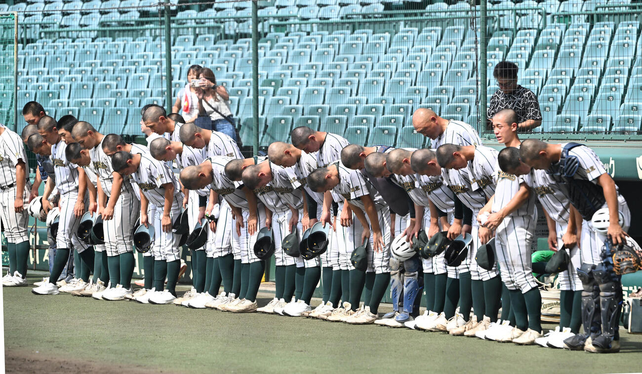 甲子園練習を終え、ベンチ前に整列する鶴岡東ナイン（撮影・和賀正仁）