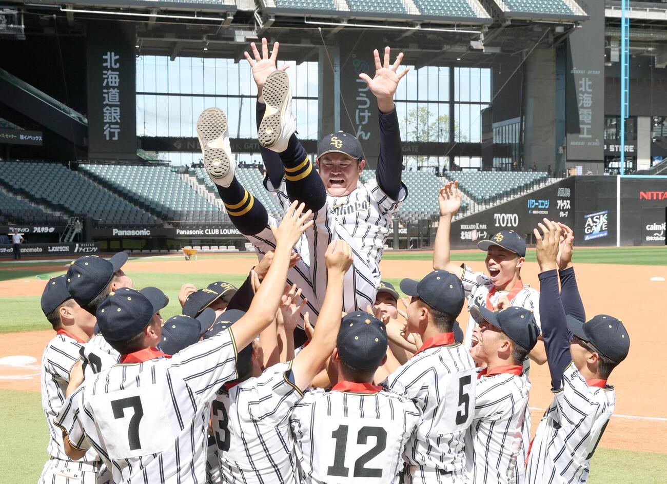 優勝し胴上げされる白樺学園の亀田直紀監督（2026年7月撮影）