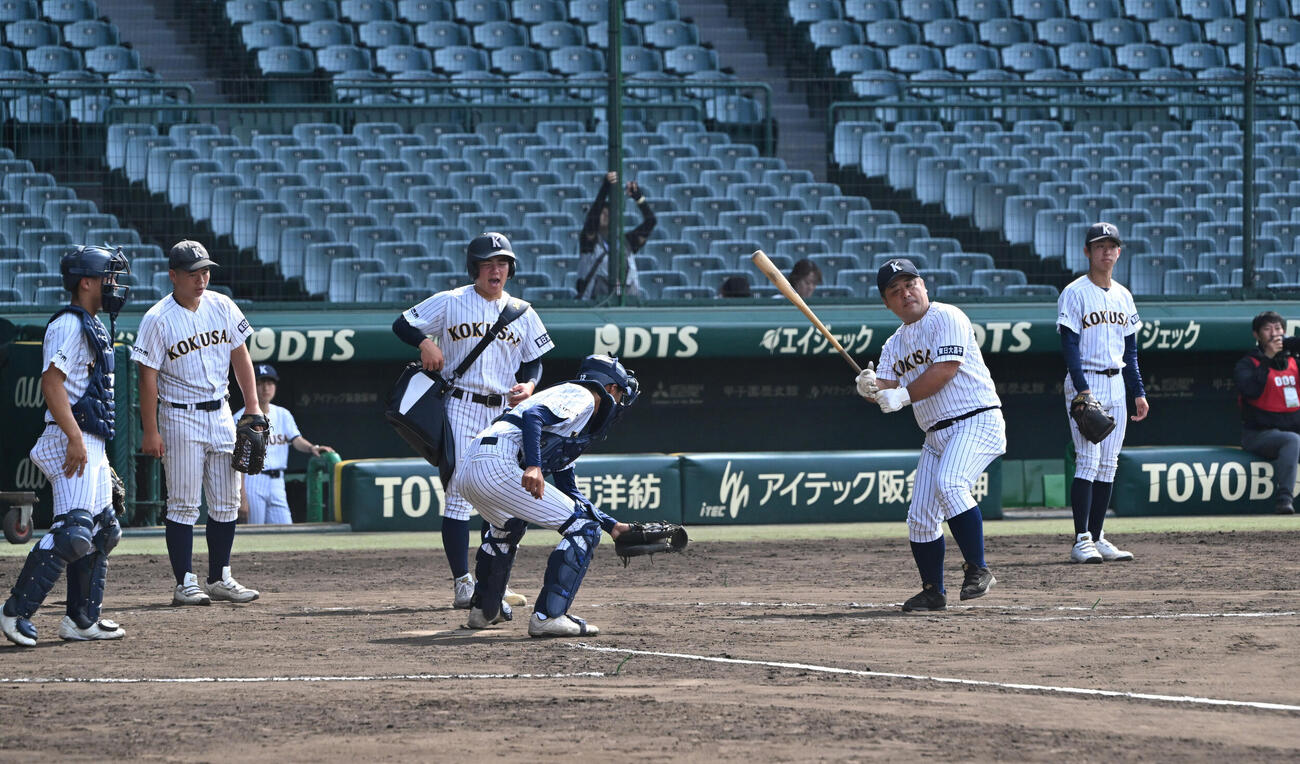 甲子園でノックを受ける東日大昌平の選手ら（撮影・和賀正仁）