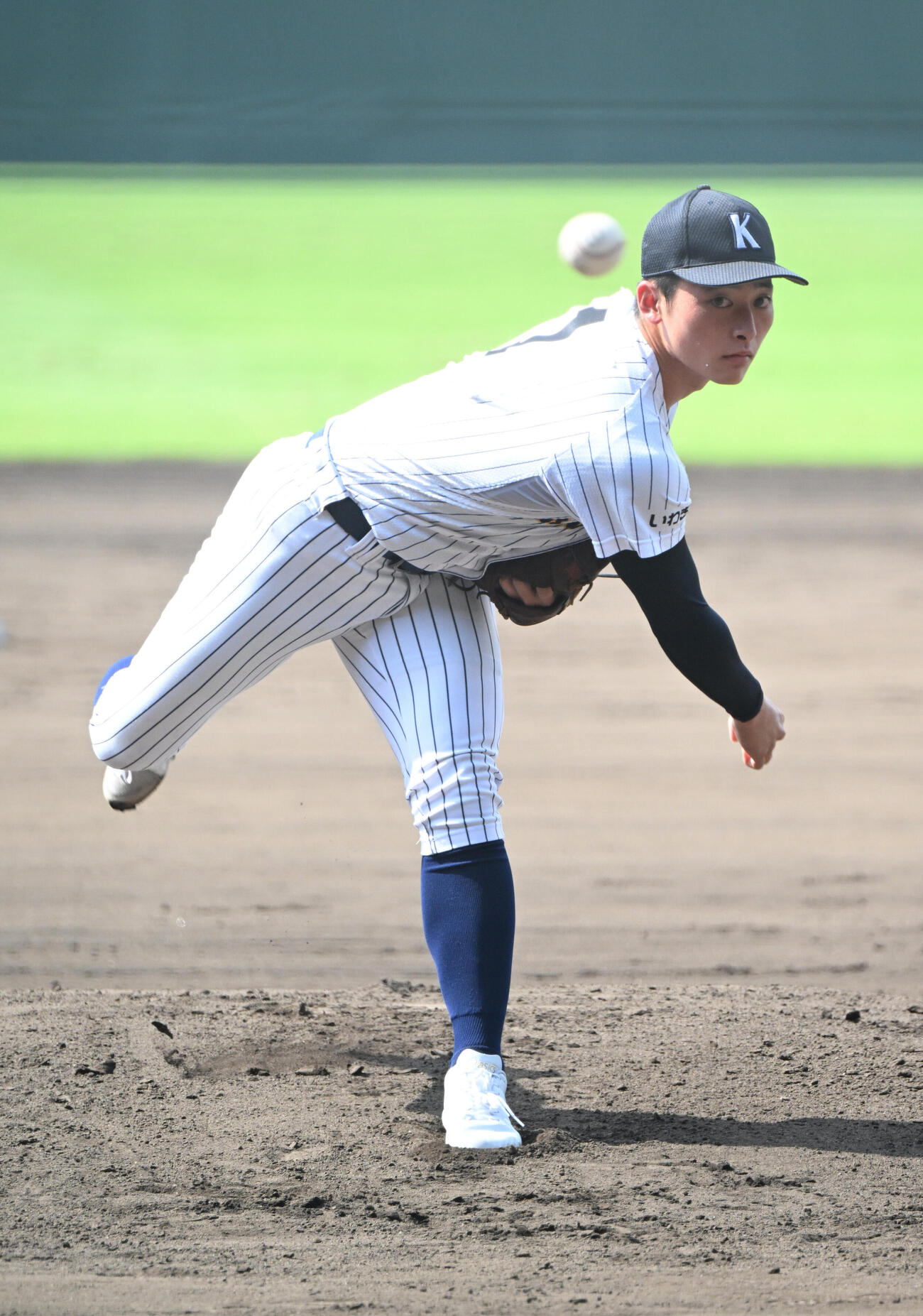 マウンドから投球する東日大昌平・照沼佑崇（撮影・和賀正仁）