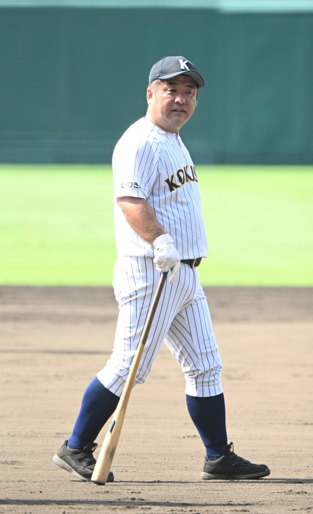 選手の動きをチェックする東日大昌平・江井康胤監督（撮影・和賀正仁）