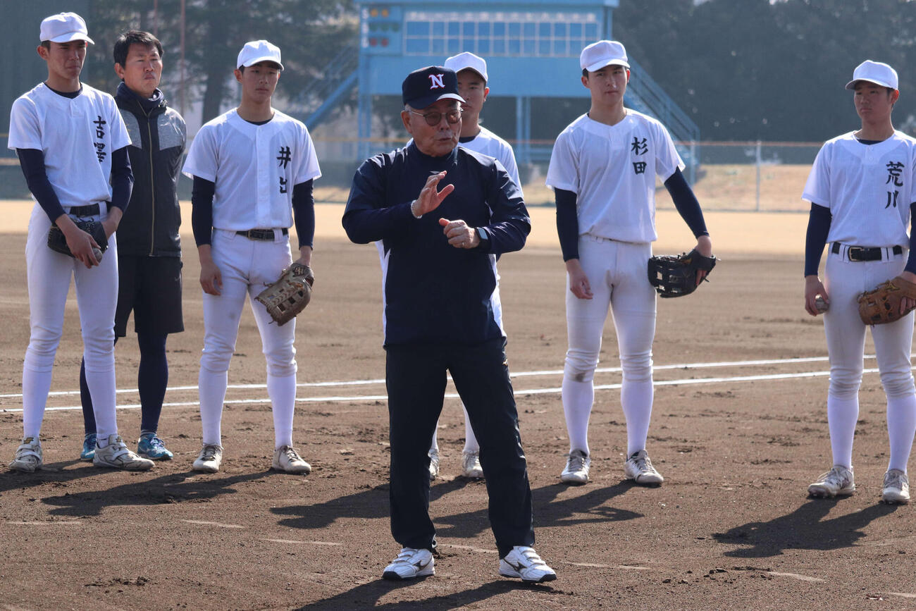 2月、佐野日大の選手たちに、キャッチボールを丁寧に指導する元PL学園監督の中村順司氏