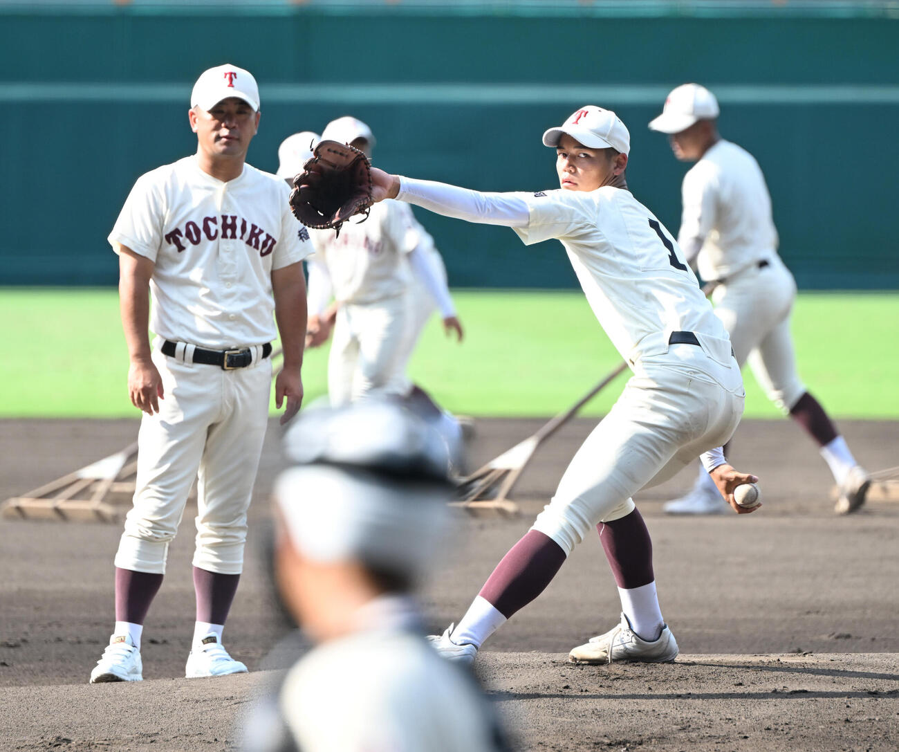 甲子園のマウンドで投球する東筑・深町光生、左は山下聖士監督（撮影・和賀正仁）