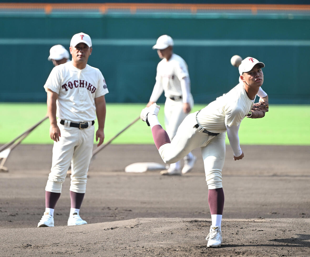 甲子園のマウンドで投球する東筑・深町光生、左は山下聖士監督（撮影・和賀正仁）
