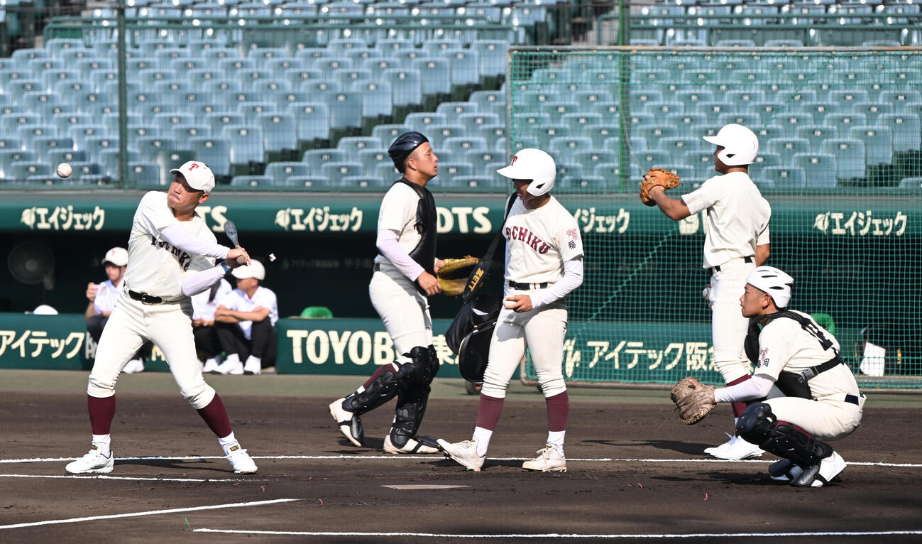 甲子園練習でノックをする東筑（撮影・和賀正仁）