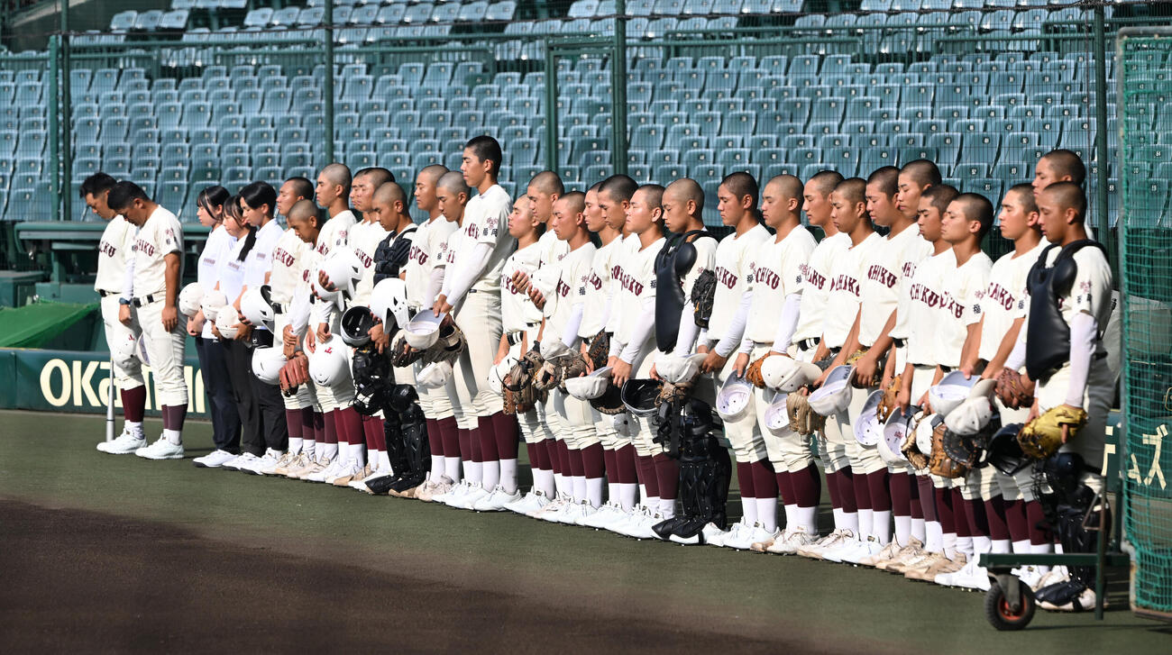 練習開始前、黙祷（もくとう）する東筑の選手ら（撮影・和賀正仁）