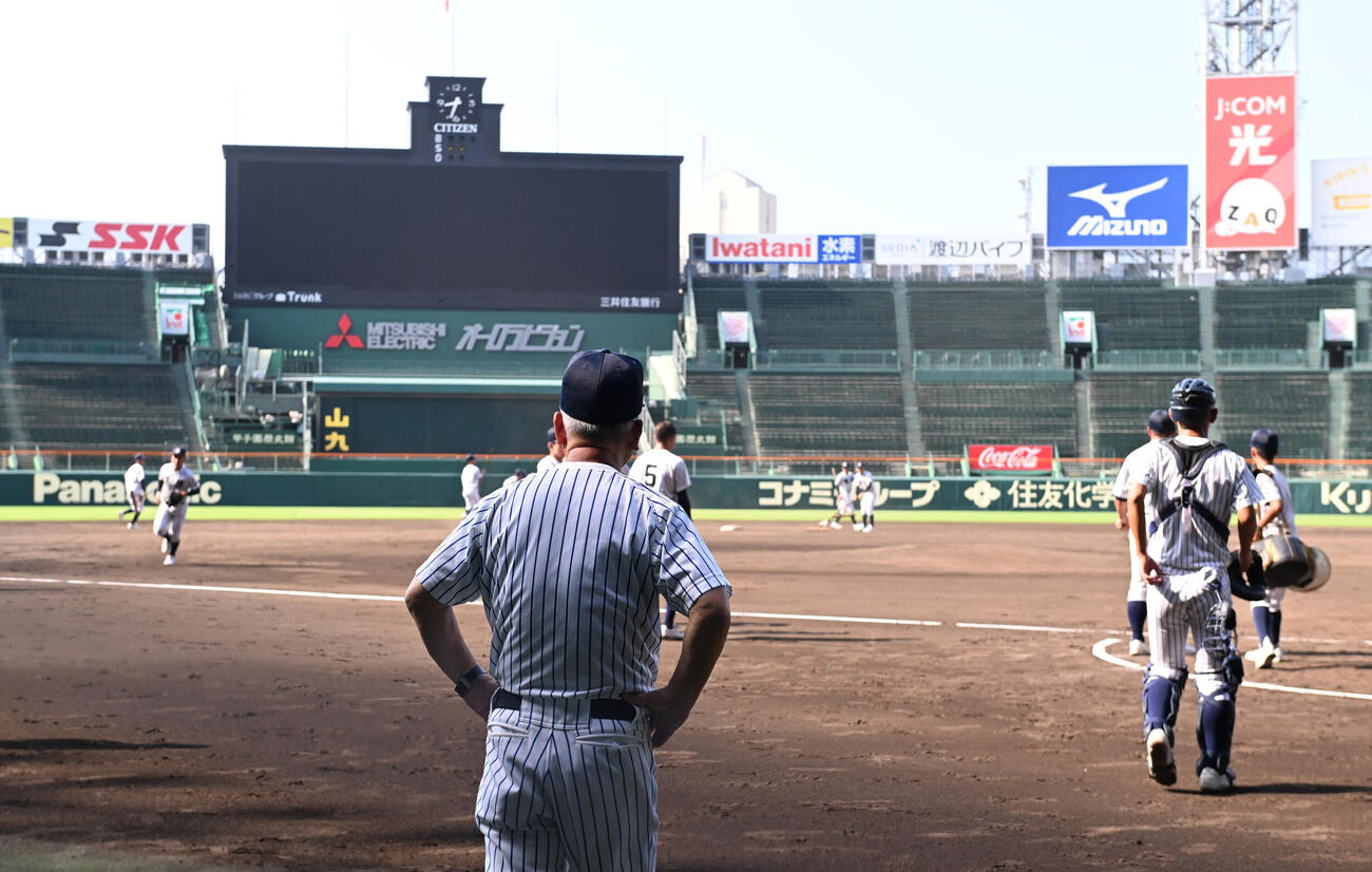 選手の動きをチェックする馬淵史郎監督（撮影・和賀正仁）