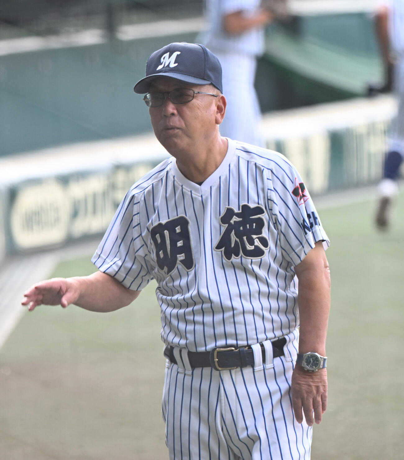 選手の動きをチェックする馬淵史郎監督（撮影・和賀正仁）