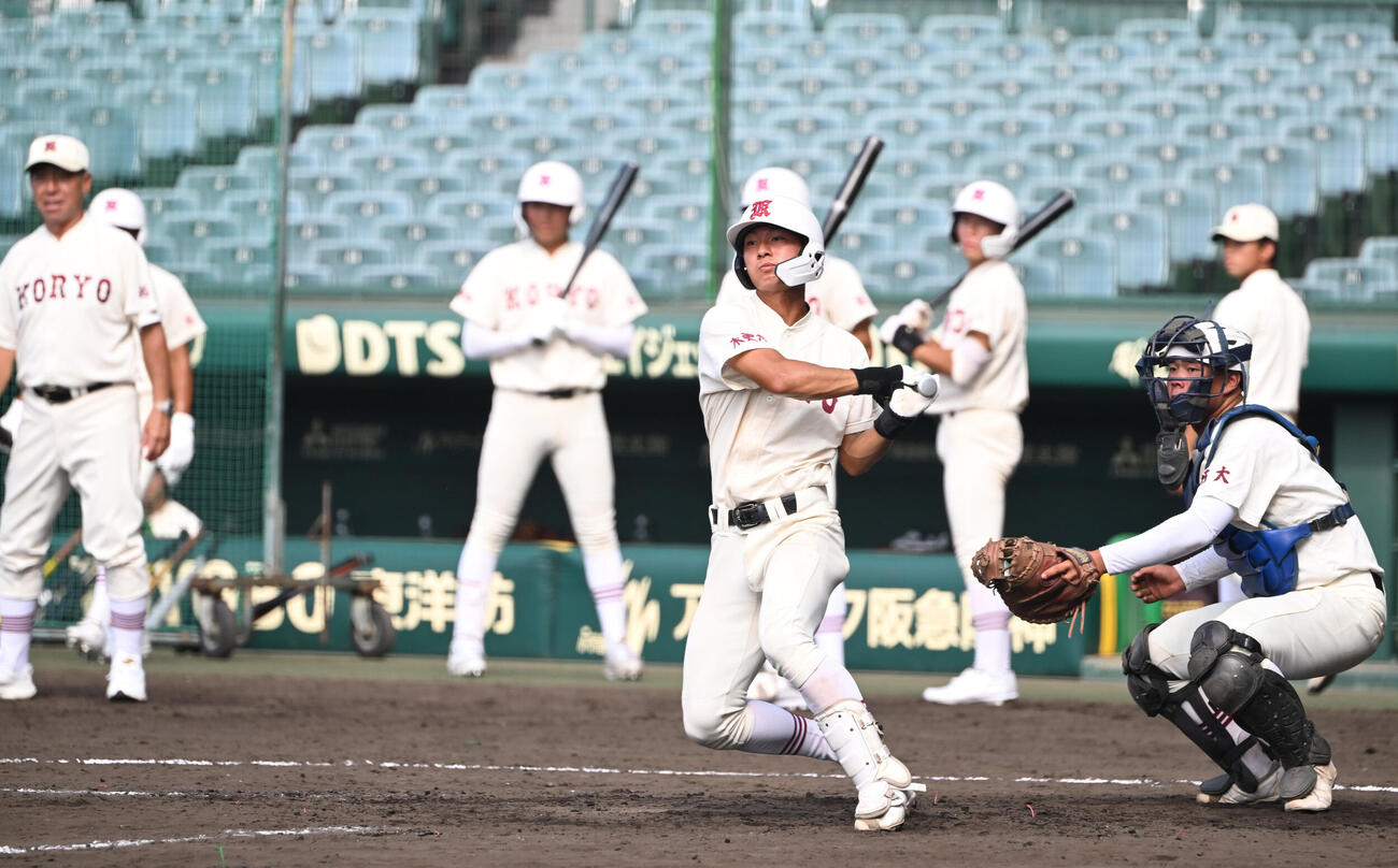 打撃練習をする拓大紅陵の選手ら（撮影・和賀正仁）