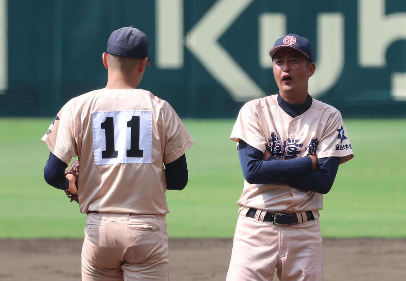 閨谷亮我（左）と会話する遊学館・中川光雄監督（撮影・白石智彦）