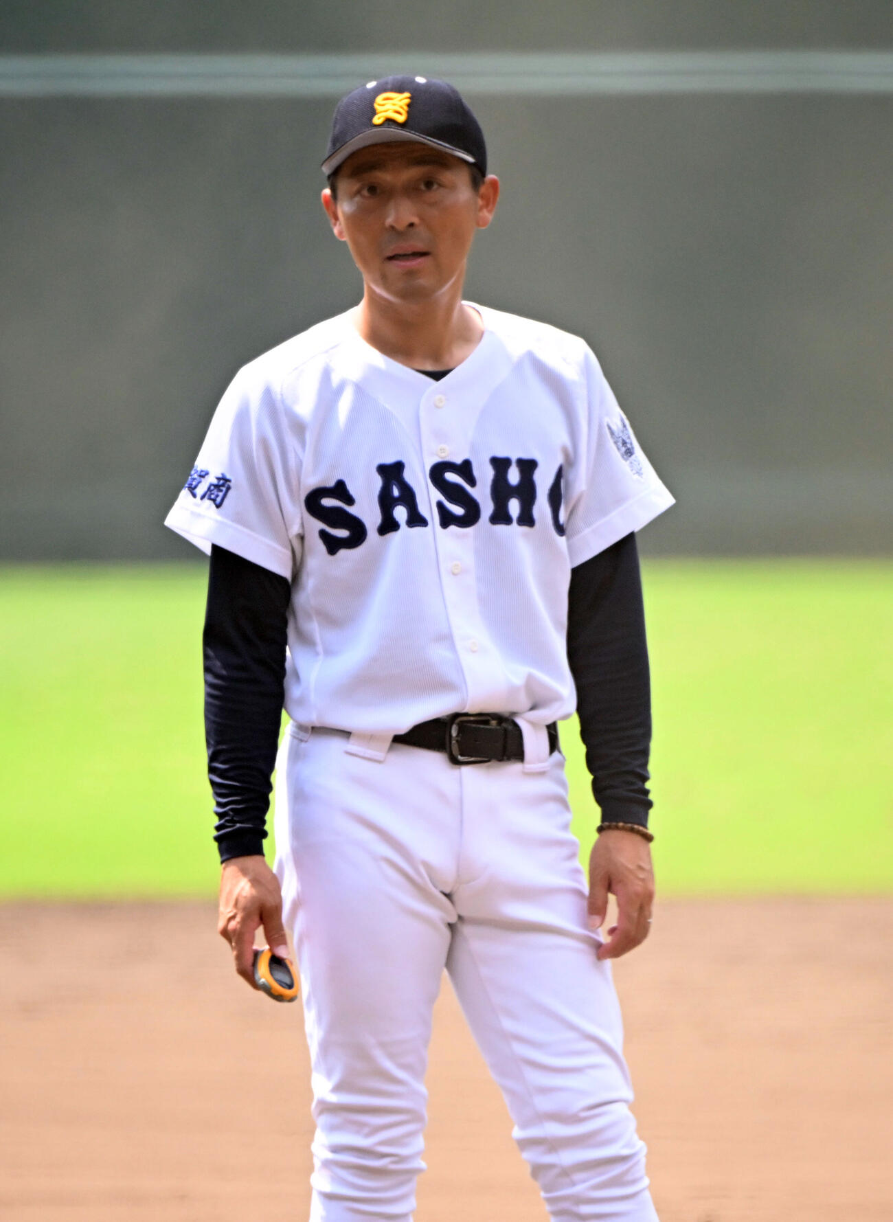 選手の動きをチェックする佐賀商・吉冨俊一監督（撮影・和賀正仁）