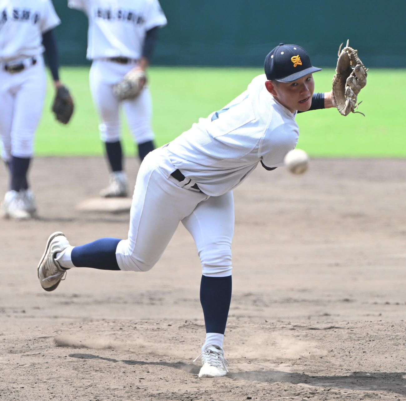甲子園のマウンドで投球する佐賀商・東條陽大（撮影・和賀正仁）