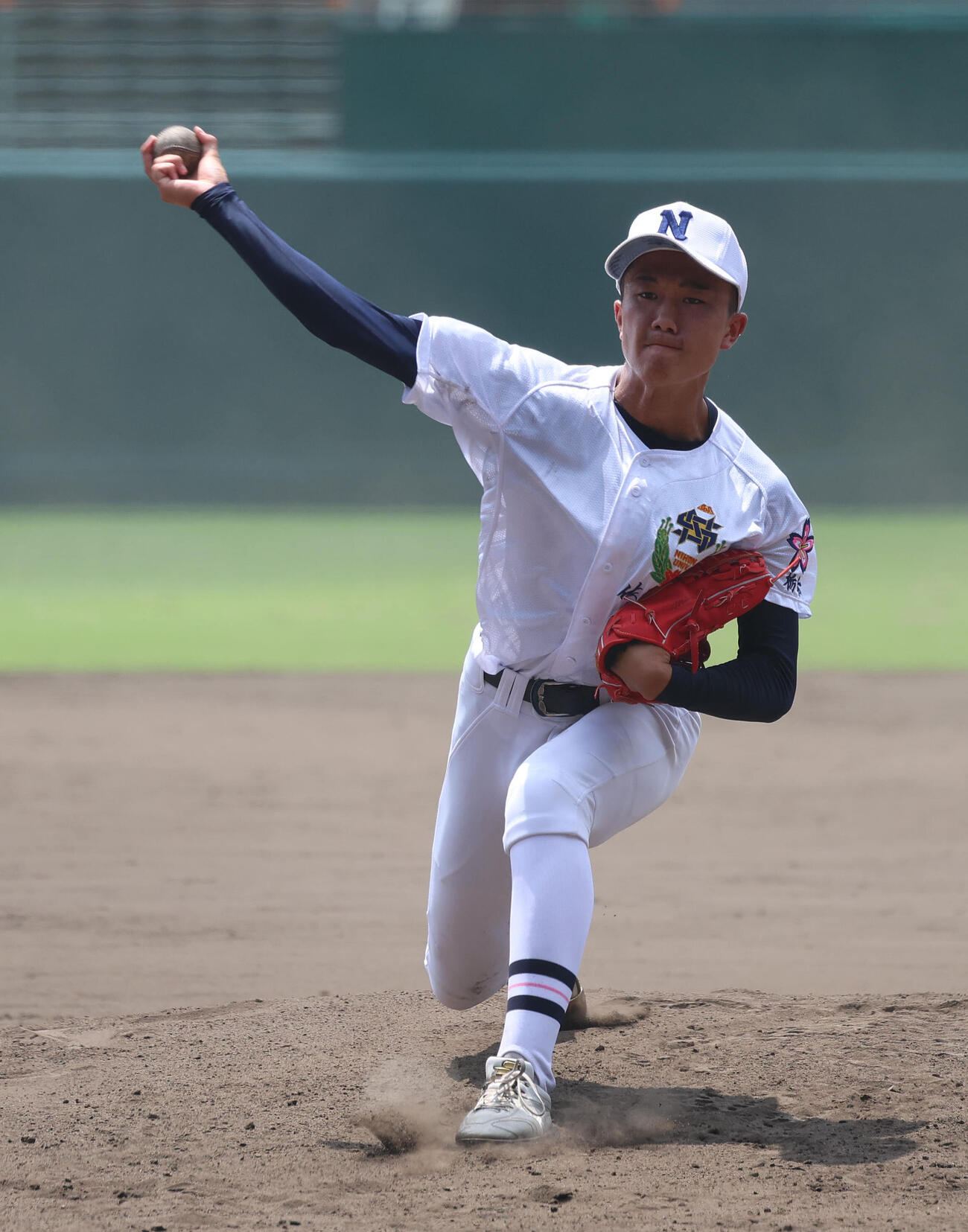 投球練習する佐野日大・鈴木有（撮影・白石智彦）