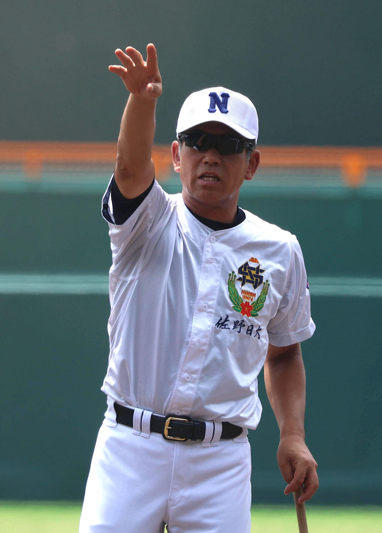 選手に指示を出す佐野日大・麦倉洋一監督（撮影・白石智彦）