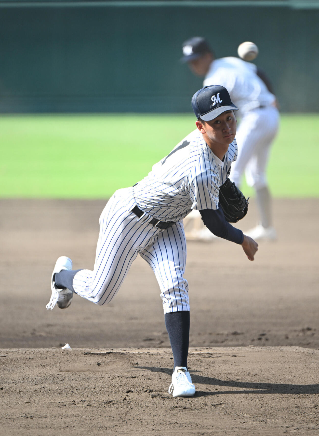 甲子園練習で投球する明徳義塾・田宮諒太郎（撮影・和賀正仁）