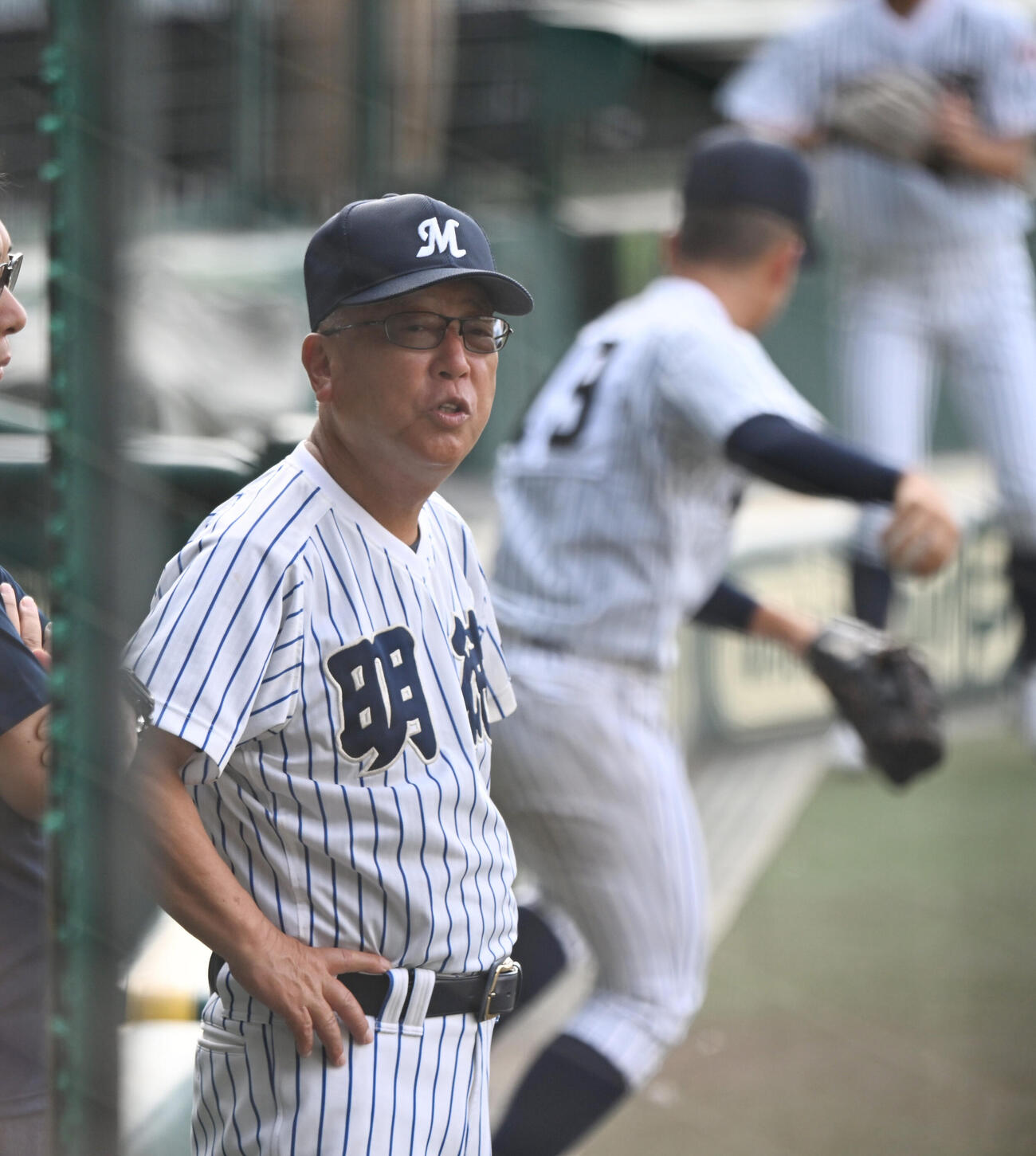 選手の動きをチェックする馬淵史郎監督（撮影・和賀正仁）