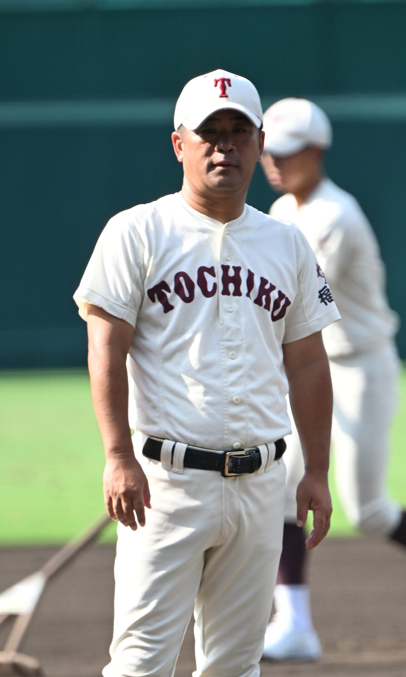 投球を見る東筑・山下聖士監督（撮影・和賀正仁）