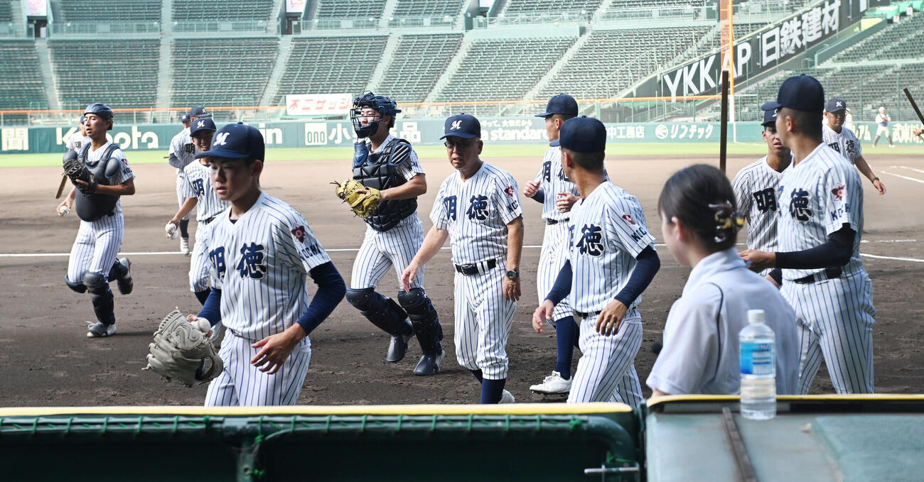 選手の動きをチェックする馬淵史郎監督（中央）（撮影・和賀正仁）