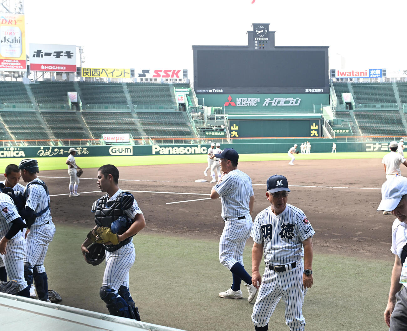 選手の動きをチェックする馬淵史郎監督（撮影・和賀正仁）
