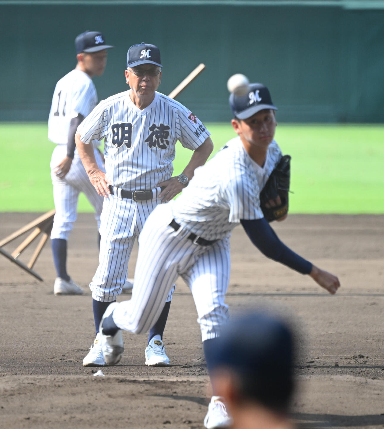 明徳義塾・田宮諒太郎の投球を見る馬淵史郎監督（撮影・和賀正仁）