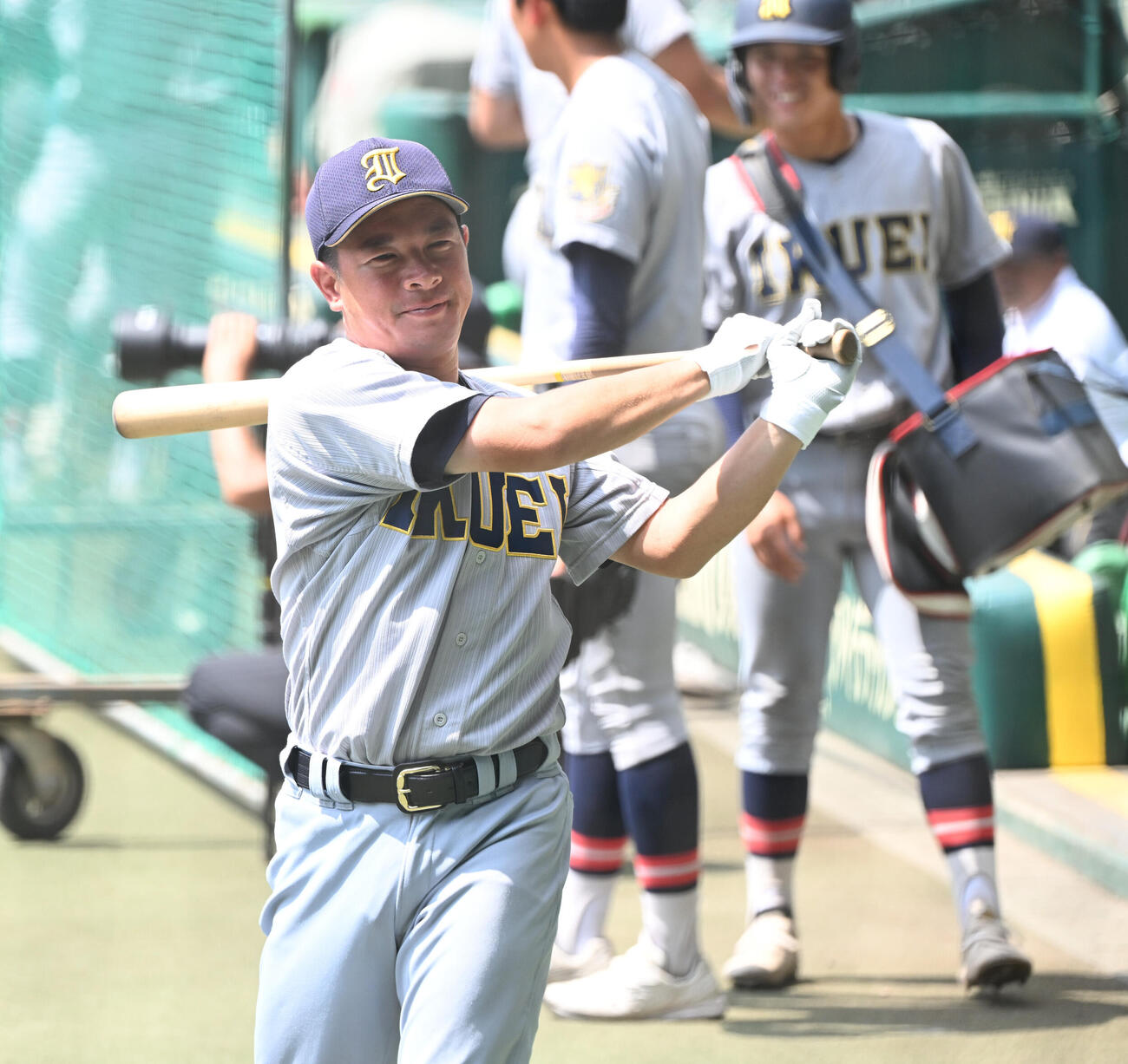 ノックに備え素振りする仙台育英・須江航監督（撮影・和賀正仁）